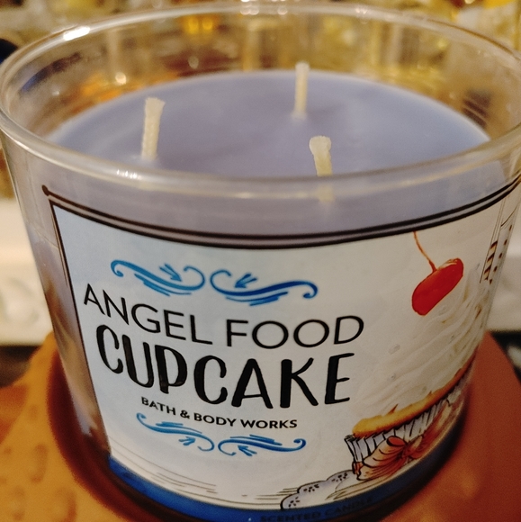 EXTREMELY RARE HTF ANGEL FOOD CUPCAKE 3 WICK BATH & BODY WORKS CANDLE - Picture 2 of 4